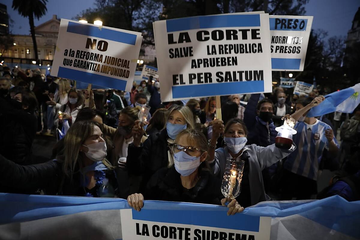 Marcha de las antorchas frente al Palacio de Tribunales en defensa de la independencia judicial