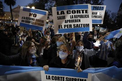 Marcha de las antorchas frente al Palacio de Tribunales en defensa de la independencia judicial