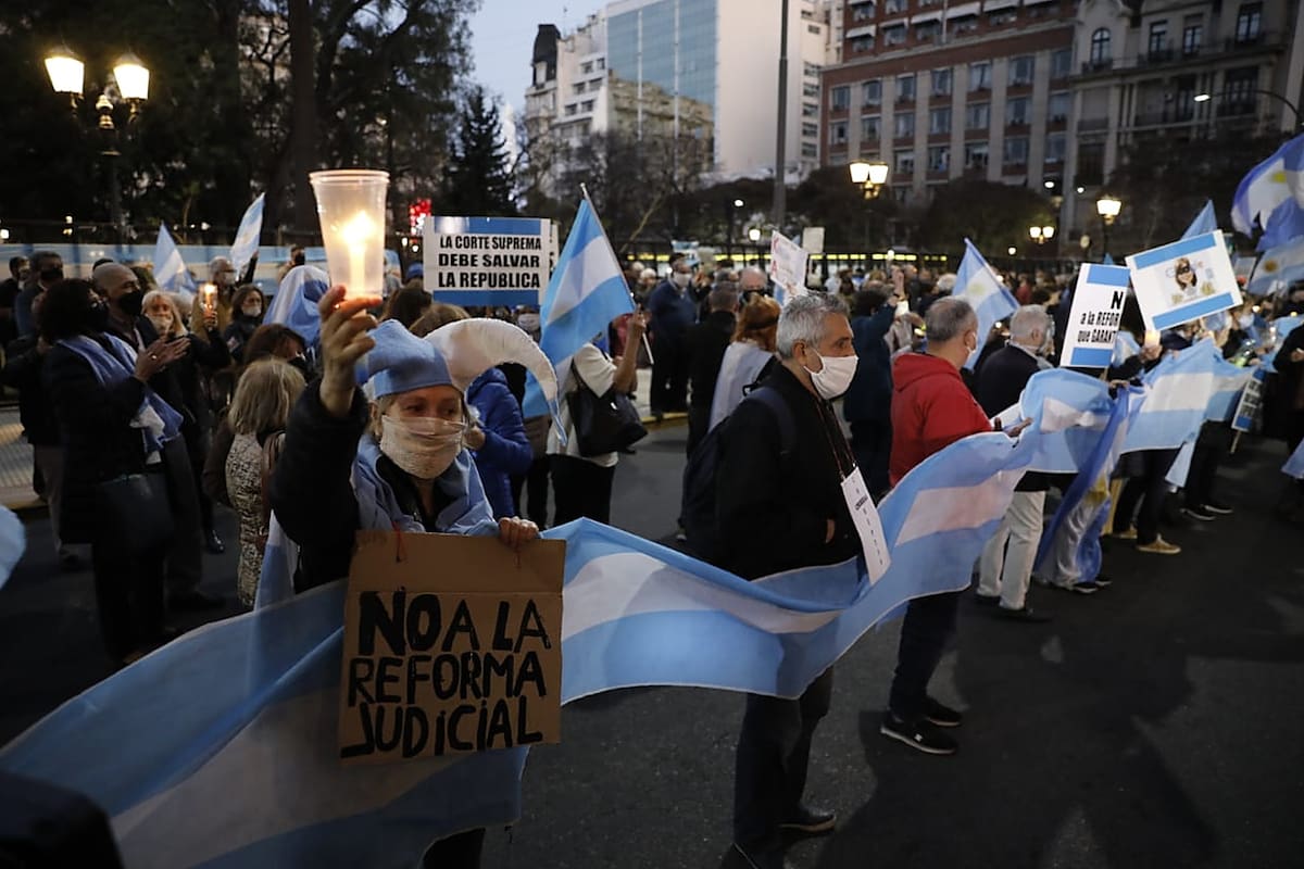 Marcha de las antorchas frente al Palacio de Tribunales en defensa de la independencia judicial