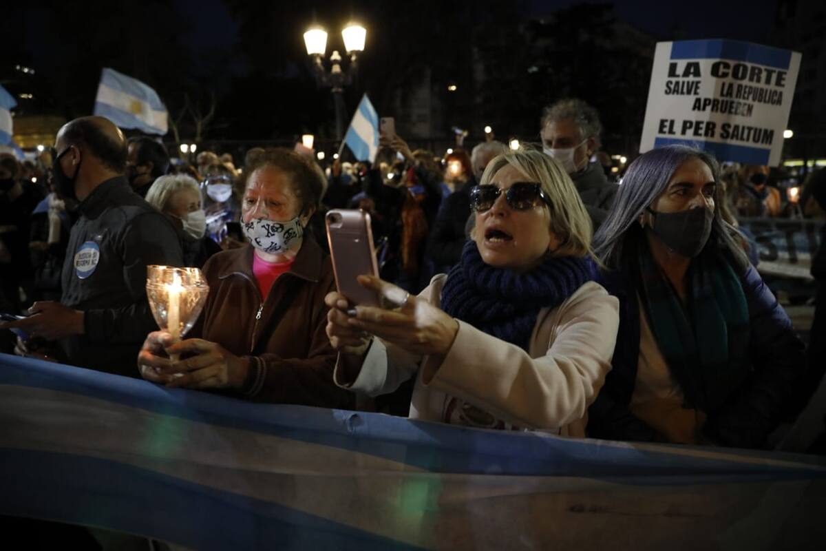 Marcha de las antorchas frente al Palacio de Tribunales en defensa de la independencia judicial