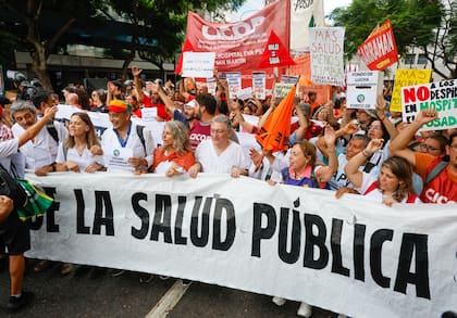 Marcha de los profesionales de la salud hasta Plaza de Mayo, en reclamo por los recortes presupuestarios