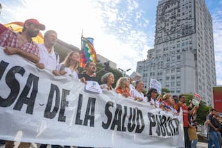 Organizaciones gremiales y políticas se movilizaron para cuestionar la política sanitaria del Gobierno