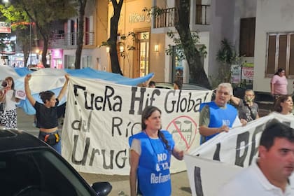 Marcha de los vecinos de Colón y organizaciones ambientalistas contra la planta de HIF Global, que se proyecta levantar en Paysandú, Uruguay