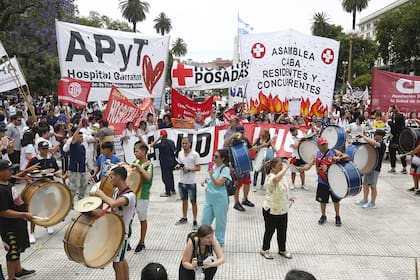 Médicos del hospital Posadas y del Garrahan y residentes de Nación y provincia marcharon a Plaza de Mayo este mediodía