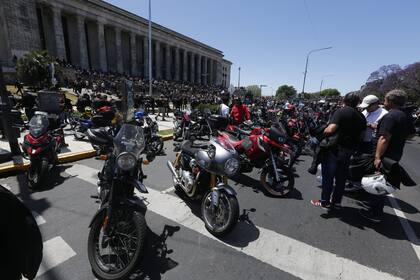 Marcha de motoqueros en la facultad de derecho