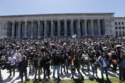 Marcha de motoqueros en la Facultad de Derecho