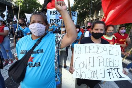 Marcha de organizaciones de izquierda contra el acuerdo con el FMI, en la Plaza de Mayo