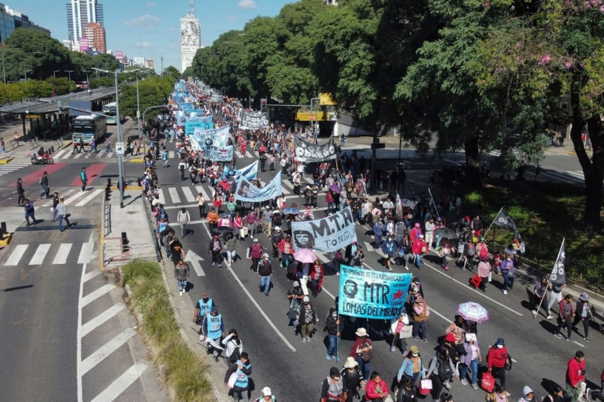 Marcha de piqueteros por la Av. 9 de Julio