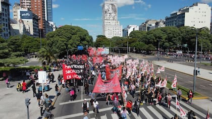 Marcha de piqueteros por la Av 9 de Julio