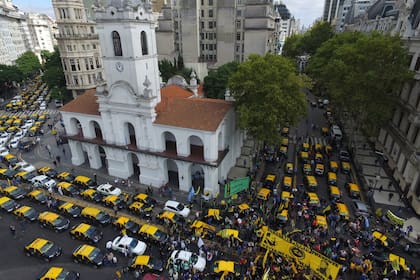 Diferentes sindicatos que nuclean a los taxistas organizaron la masiva marcha que llegó hasta la Plaza de Mayo