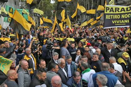 Los choferes de los taxis bajaron de sus vehículos para protestar en la Plaza de Mayo