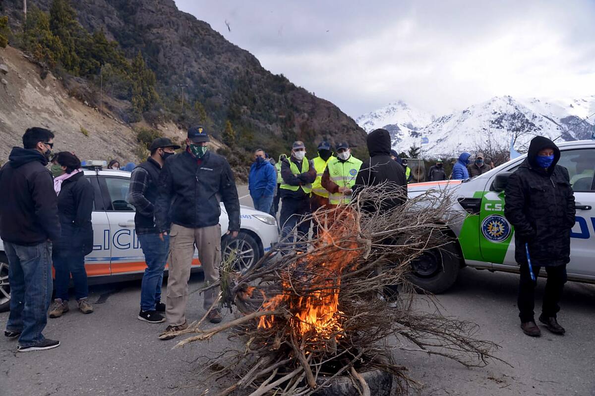 Marcha desde Bariloche hacia Villa Mascardi por la toma de tierras