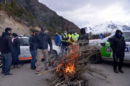 Vecinos de Bariloche protestaron por la ocupación de tierras de Parques Nacionales por parte de una comunidad mapuche