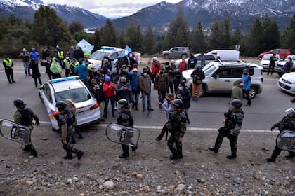 Marcha desde Bariloche hacia Villa Mascardi por la toma de tierras