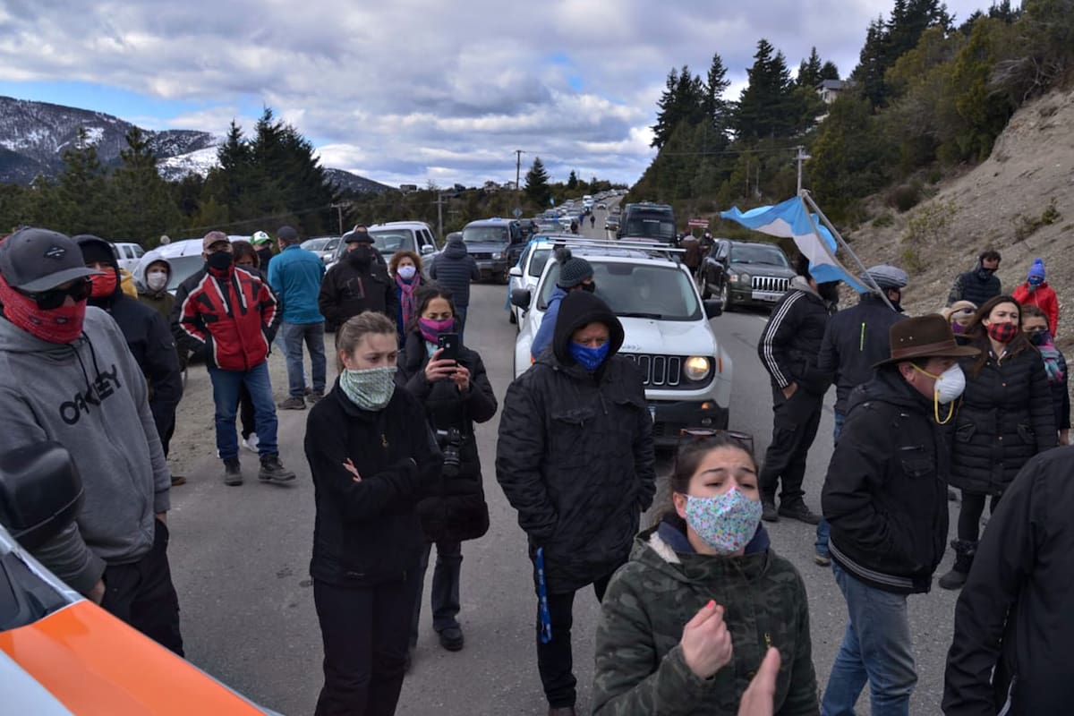 Marcha desde Bariloche hacia Villa Mascardi por la toma de tierras