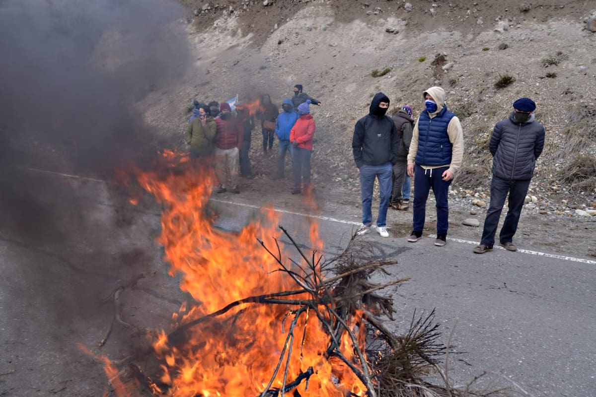 Marcha desde Bariloche hacia Villa Mascardi por la toma de tierras