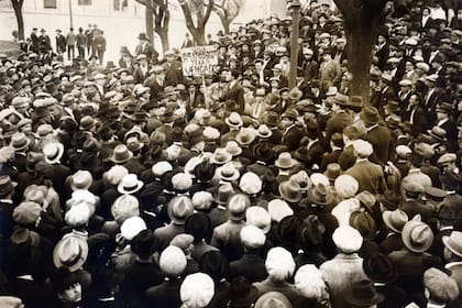 Marcha en Buenos Aires para exigir justicia para Nicola Sacco y Bartolomeo Vanzetti, inmigrantes italianos, trabajadores y anarquistas, que fueron juzgados, condenados y ejecutados por electrocución en Massachusetts (23 de agosto de 1927)