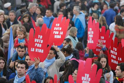 Previo a la sesión de mañana, hoy se emitirá el dictamen de comisión, en un clima de creciente tensión; la reforma tiene más respaldo en la Capital y la provincia de Buenos Aires