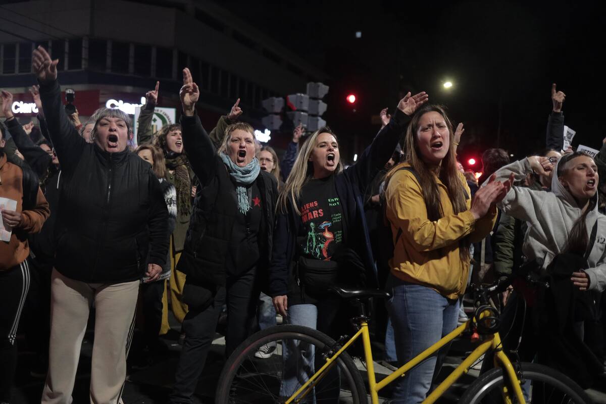 Marcha en la Plaza Flores, en repudio por el asesinato de las tres jóvenes de La Matanza