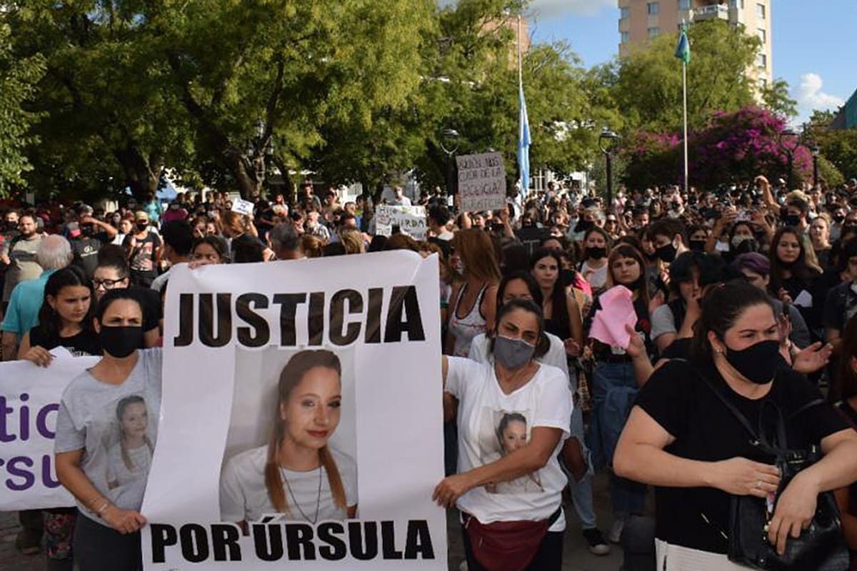 Marcha en pedido de justicia por el asesinato de Úrsula, en la localidad de Rojas