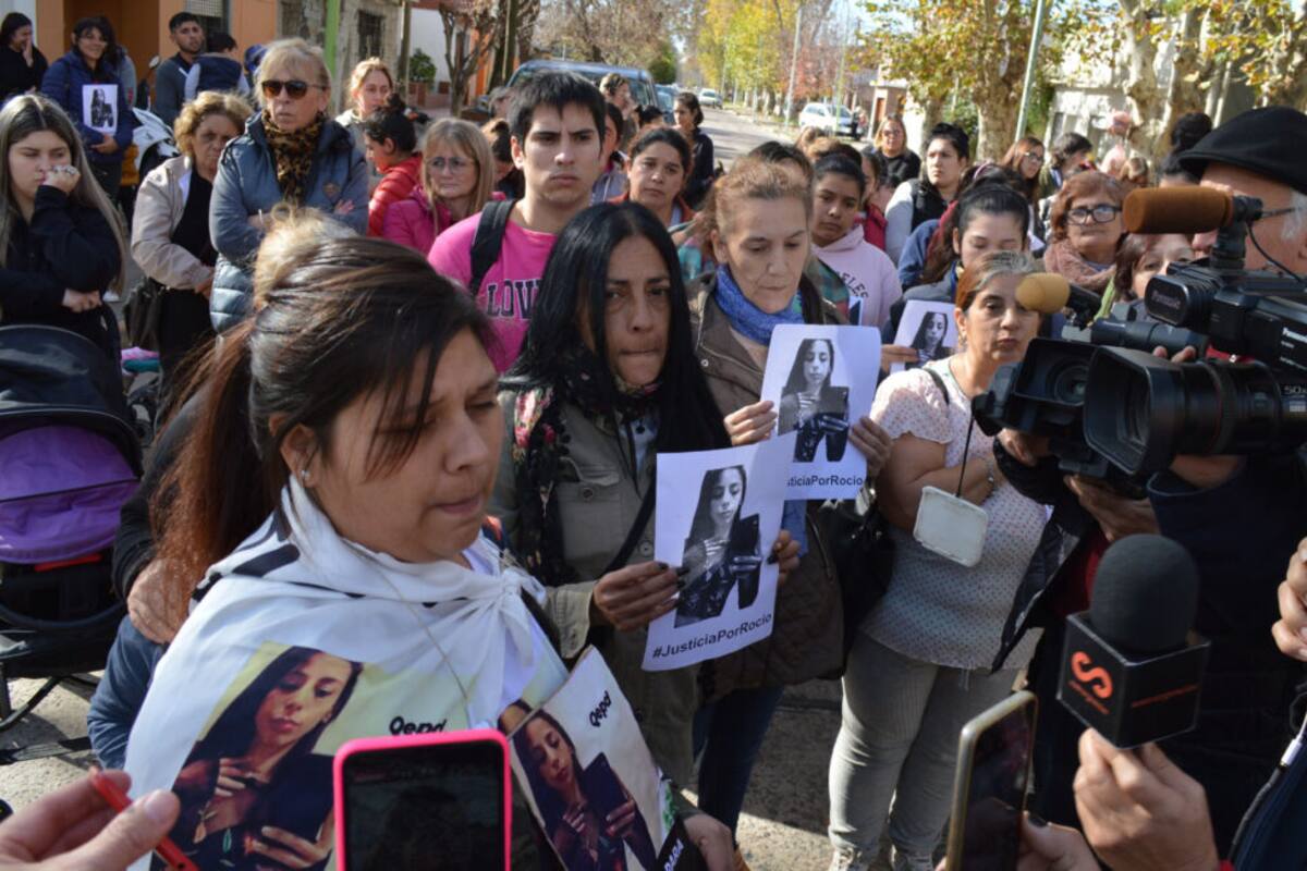 Marcha en Saladillo por el femicidio de Rocío González, asesinada por Renzo Chidichimo