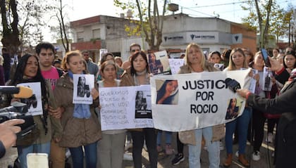 Marcha en Saladillo por el femicidio de Rocío González, asesinada por Renzo Chidichimo