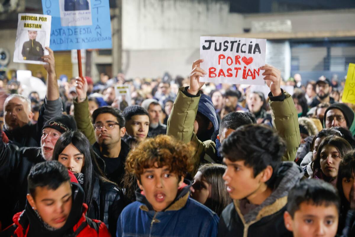 Marcha en Wilde para pedir justicia por la muerte de Bastián, un niño de 10 años que fue baleado en un tiroteo entre un policía y dos motochorros