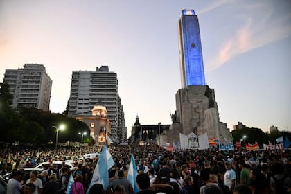 Marcha hacia el monumento a la Bandera, en Rosario, en protesta por el DNU del presidente Javier Milei. Hubo incidentes con algunos automovilistas porque se cortó la avenida
