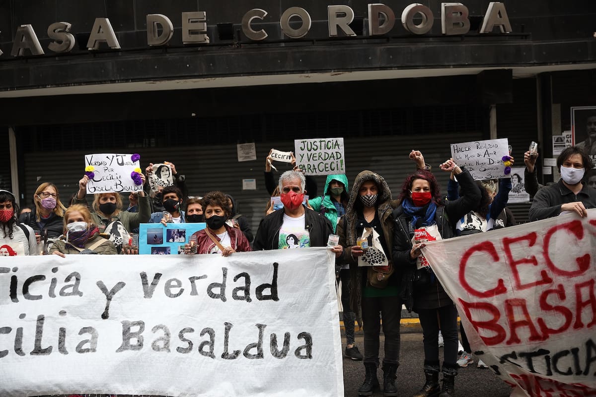 Marcha hacia la Casa de Córdoba por el femicidio de Cecilia Basaldúa