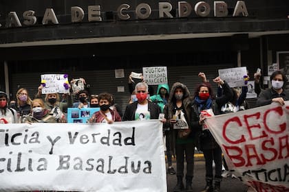 Familiares y amigos de Cecilia Basaldúa exigieron Justicia frente a la casa de la provincia de Córdoba en la ciudad de Buenos Aires