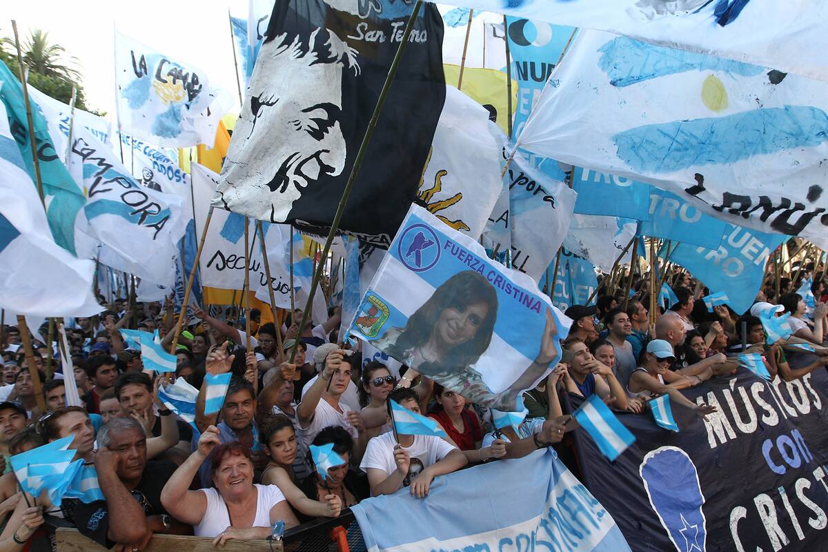 MARCHA KIRCHNERISTA. FIESTA PATRIA POPULAR POR EL DIA DE LA DEMOCRACIA Y LOS DERECHOS HUMANOS. RECITAL DE CHARLY GARCIA Y FITO PAEZ Y DISCURSO DE LA PRESIDENTA, CRISTINA FERNANDEZ DE KIRCHNERF EN LA PLAZA DE MAYO. EL 09_12_2012.
FOTO: FABIAN MARELLI