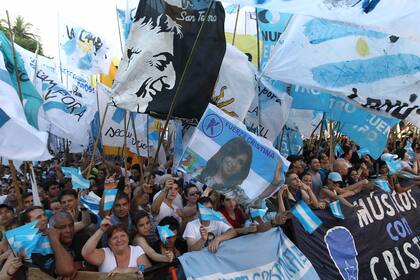 MARCHA KIRCHNERISTA. FIESTA PATRIA POPULAR POR EL DIA DE LA DEMOCRACIA Y LOS DERECHOS HUMANOS. RECITAL DE CHARLY GARCIA Y FITO PAEZ Y DISCURSO DE LA PRESIDENTA, CRISTINA FERNANDEZ DE KIRCHNERF EN LA PLAZA DE MAYO. EL 09_12_2012.
FOTO: FABIAN MARELLI