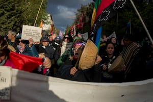 Marcha mapuche por las calles de Bariloche