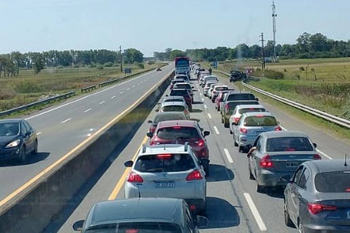 Marcha muy lenta por la Ruta 2 de los que vuelven al AMBAn a la altura de Dolores