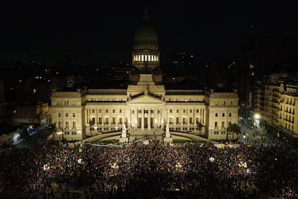 Marcha nocturna y cacerolazo en el Congreso