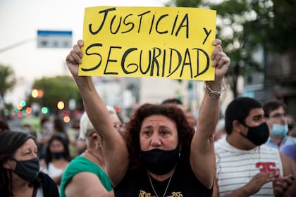 Marcha para pedir seguridad y justicia debido al asesinato de un arquitecto de 34 años de edad, en el dia de ayer, en ocasión de robo, en la zona norte de Rosario. Se aconvocaron alrededor de 8000 personas.
