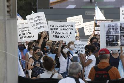 "Fue un magnicidio, no fue un suicidio, la Justicia te perseguirá", rezaban los carteles de la convocatoria