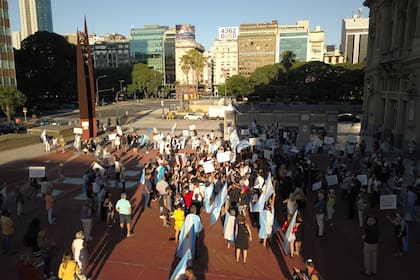 La convocatoria reunió a un centenar de personas junto al Teatro Colón
