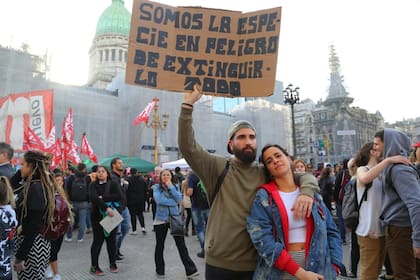 Carteles que alertan por el cambio climático frente al Congreso