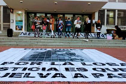 Marcha por el caso de Vicky Núñez en el palacio de tribunales de Paraná