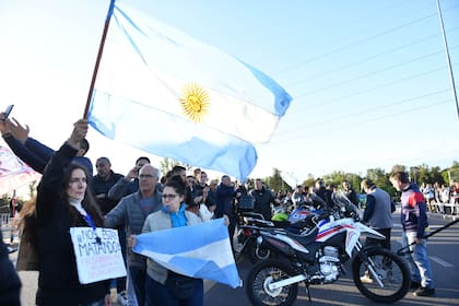 Marcha por inseguridad en Pilar después del asesinato de Andrés Blaquier; muchos manifestantes se acercaron con sus motos porque señalan que suelen víctimas de robos