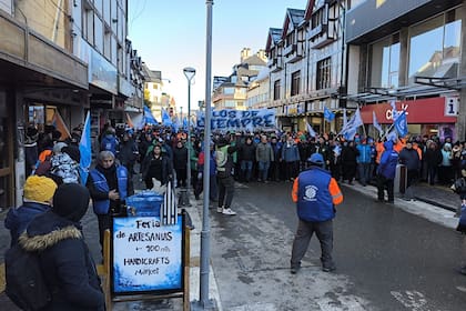 Marcha por las calles de Ushuaia de los trabajadores de las fábricas a las que el gobierno de Miles les redujo los aranceles a la importación de productos