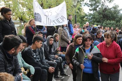 Marcha tras la muerte de los adolescentes de San Miguel del Monte. La mama de Gonzalo en la plaza Alsina.
