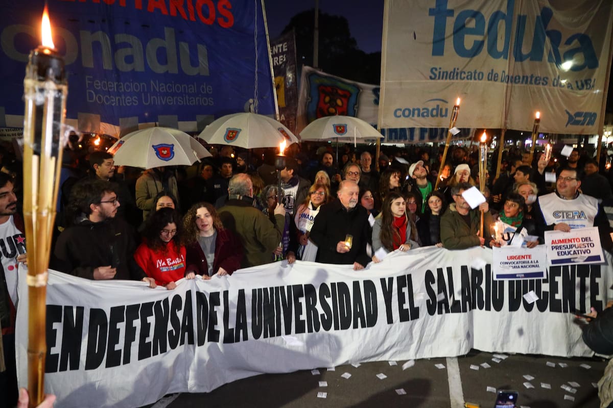 Marcha universitaria en la Plaza Houssay