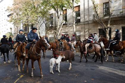 Marcha y protesta a caballo por el robo y asesinato de más de 117 caballos en la ciudad.