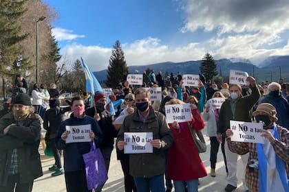 El sábado, cientos de manifestantes de El Bolsón reclamaron una orden de desalojo