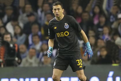 Marchesín salió campeón en todos los clubes que jugó: Lanús, Santos Laguna, América, y también Porto; el desafío de la Champions League lo atrapa