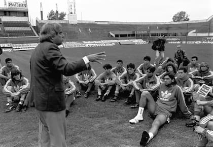 Marchetta, durante su presentación al frente del plantel de Independiente, el 19 de octubre de 1992
