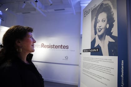 Marcia Rosner junto al panel que recuerda a su madre, Elsa Rozin, en la muestra #MujeresResistentes en el Museo del Holocausto de Buenos Aires