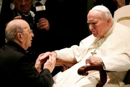 Marcial Maciel, fundador de los Legionarios de Cristo, visitó al papa Juan Pablo II en 2004, poco después de que los escándalos en su contra se hicieran más fuertes